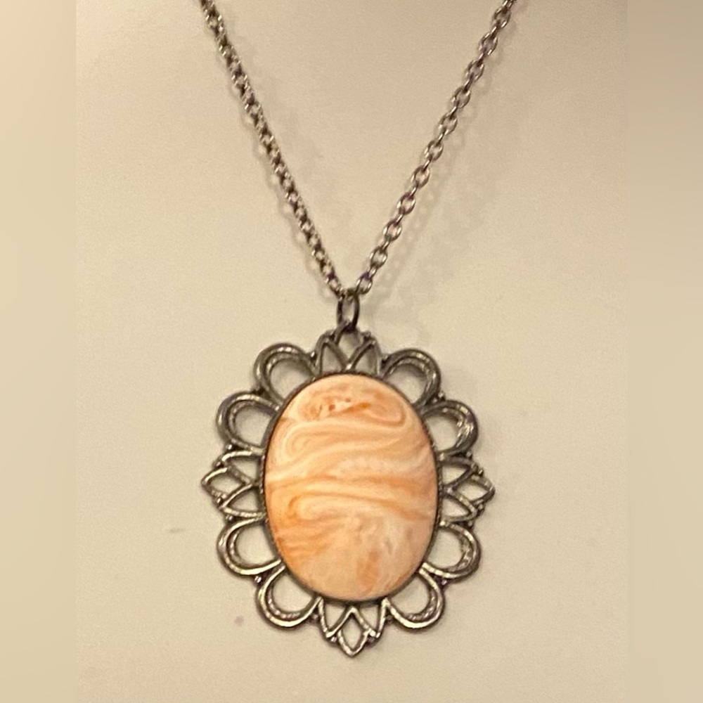 NEW Beautiful cabochon necklace
